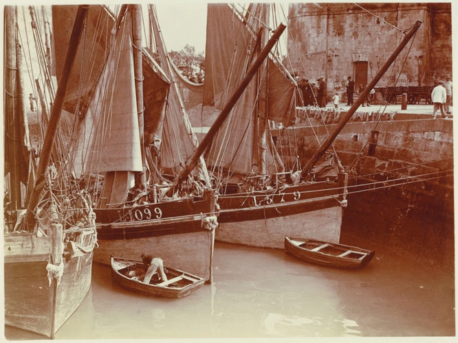 Charles Augustin Lhermitte - La Rochelle, voiliers amarrés dans le port