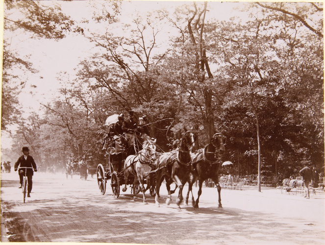 Henri Lemoine - Bois de Boulogne, homme à bicyclette et calèches