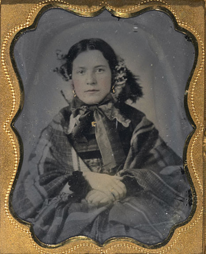 Anonyme - Portrait de jeune femme à mi-corps assise de face