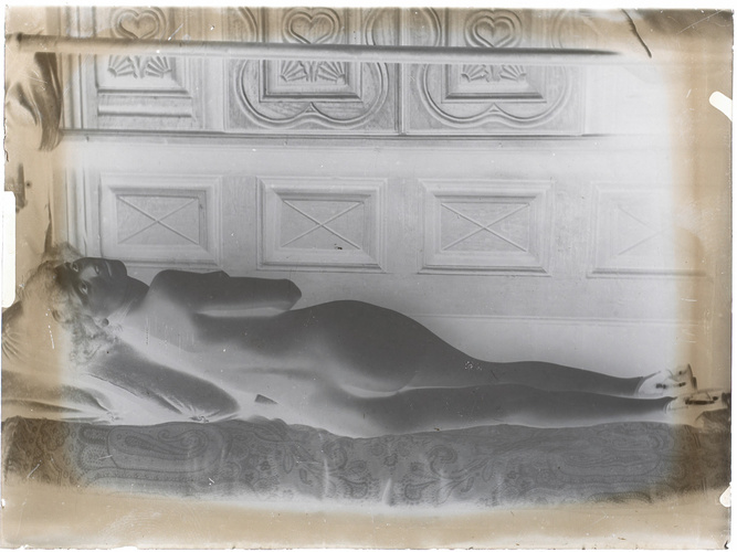 François-Rupert Carabin - Femme nue couchée sur le côté gauche, regardant vers l...