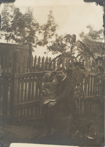 Anonyme - Pascal Dagnan-Bouveret tenant Jean sur ses genoux, assis sur une barri...