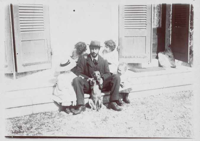Pierre Bonnard - Pierre Bonnard assis sur le seuil de sa maison avec Renée, Char...