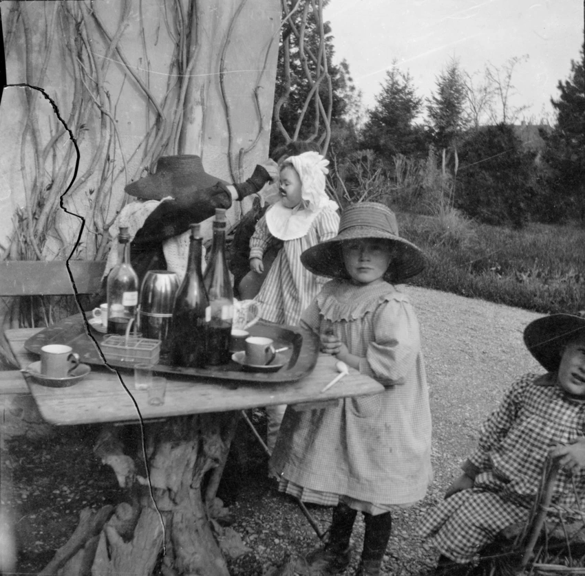 Le Repas de Vivette : Mme Mertzdorff donnant à manger à Vivette, Renée et plan coupé d'une autre petite fille à droite - Edouard Vuillard