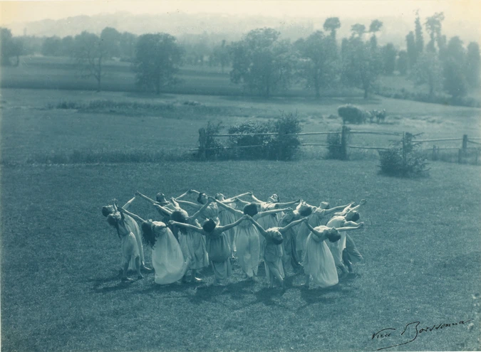 Groupe de plusieurs danseuses dans un pré - Frédéric Boissonnas