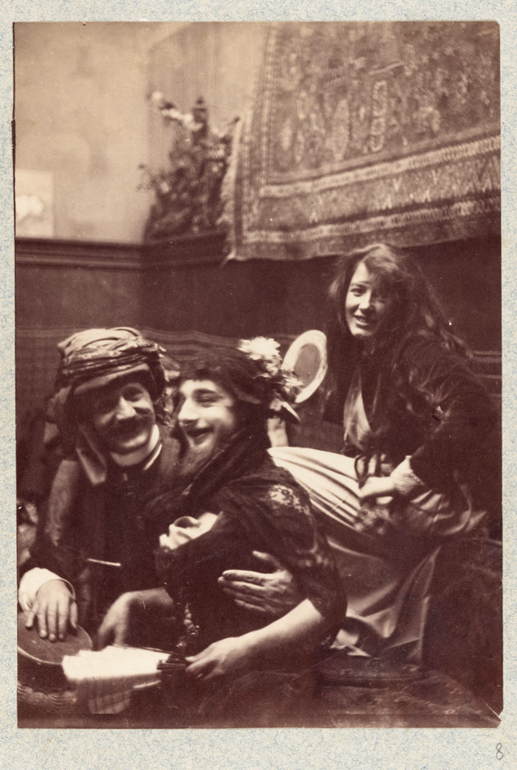 Anonyme - Henri Villain, Toulouse Lautrec et Lili Grenier déguisés, dans l'ateli...