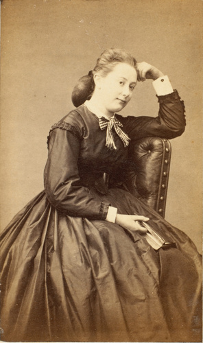 Pierre Lanith Petit - Jeune fille (Caroline Evrard) assise, tenant un livre