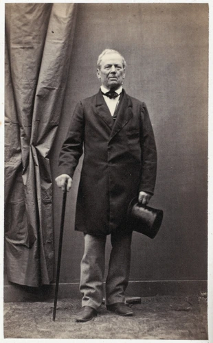 Achille Bonnuit - Homme en pied, tenant une canne et un chapeau