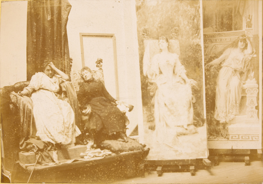 Anonyme - Deux femmes assises dans un atelier à côté de "Phèdre" et "Célimène"