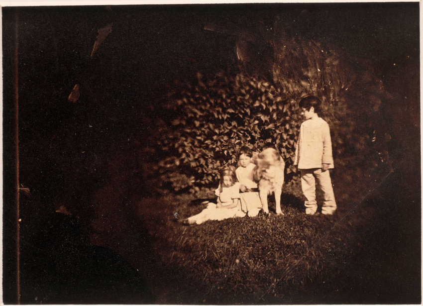 Charles Nègre - Trois enfants et leur chien dans un parc