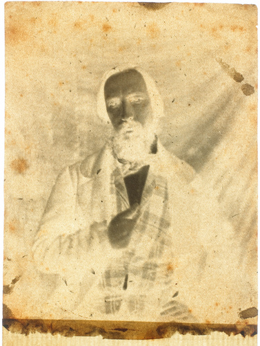 Auguste Vacquerie - Autoportrait de face à mi-corps, la main droite passée dans ...
