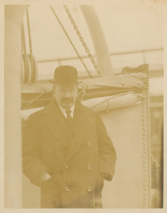 Paul Haviland - Homme debout de face sur le pont du bateau