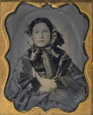 Anonyme - Portrait de jeune femme à mi-corps assise de face