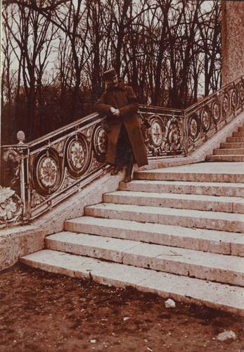 Charles Augustin Lhermitte - Homme en uniforme, devant l'escalier du Grand Trian...