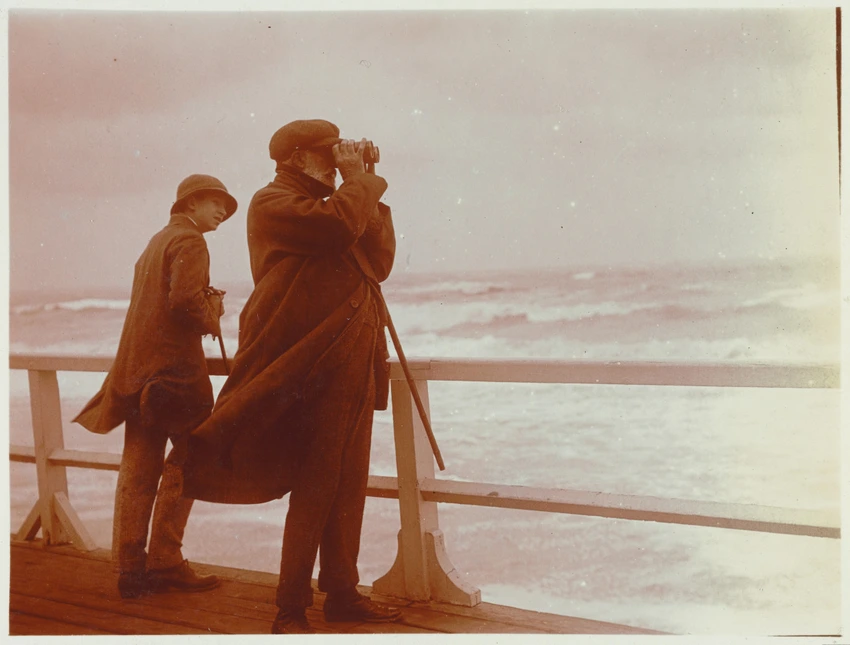 Deauville ou Trouville-sur-Mer ?, l'observation de la mer avec des jumelles - Charles Augustin Lhermitte