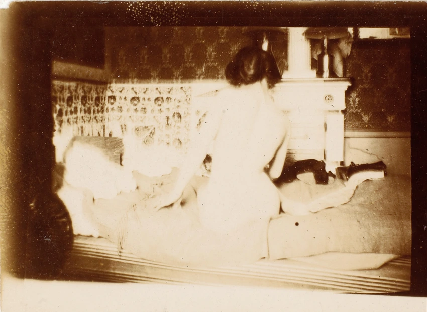 Pierre Bonnard - Marthe assise sur le lit, vue de dos