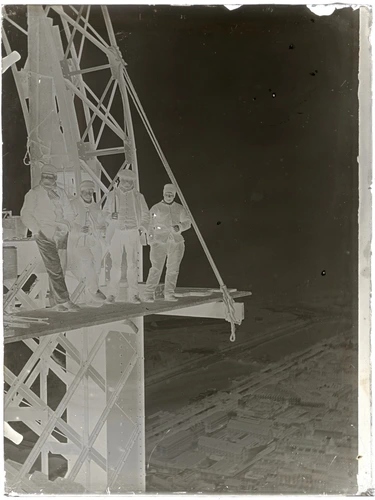 Henri Rivière - La Tour Eiffel. Quatre ouvriers posant sur un échafaudage au pie...
