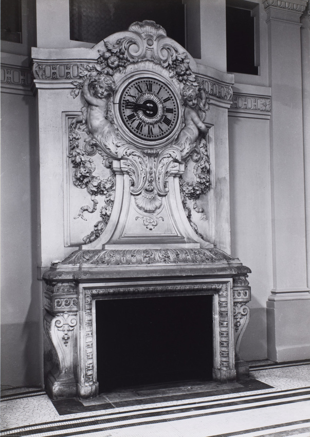 Jim Purcell - Hôtel, cheminée du grand hall, vue d'ensemble
