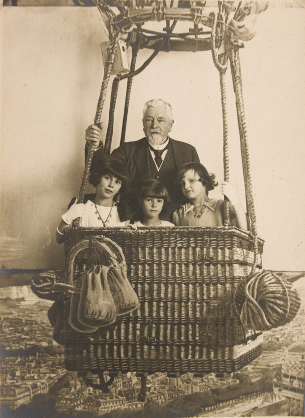 Anonyme - Gustave Eiffel, Jeannine Salles et deux petites filles en ballon