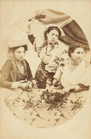 Fratoddi - Trois italiennes au balcon, pendant le carnaval de Rome