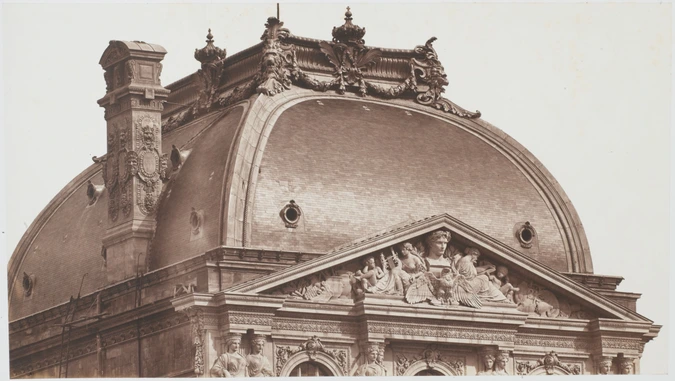 Edouard Baldus - Toiture et fronton du pavillon Sully, palais du Louvre, Paris