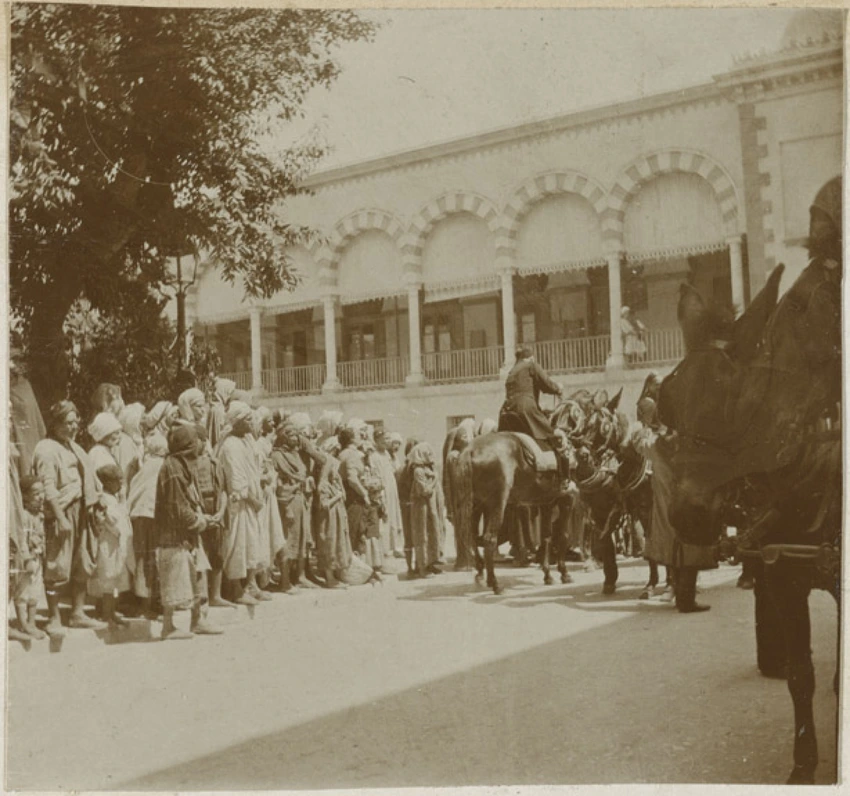 Personnes rassemblées devant des cavaliers (le bey de Tunis) - Henri Evenepoel
