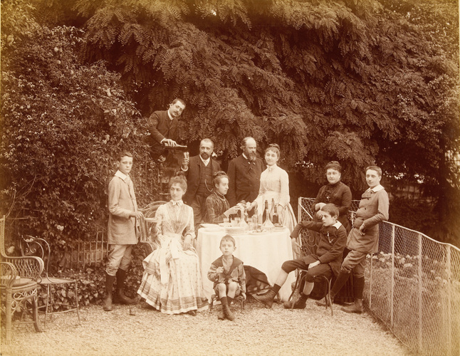Anonyme - Groupe autour d'une table en extérieur : Mr et Mme Hénocque, Mr et Mme...