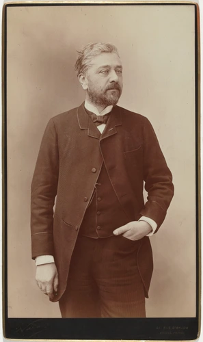 Nadar - Gustave Eiffel coupé à mi-corps, debout, la tête de trois-quarts