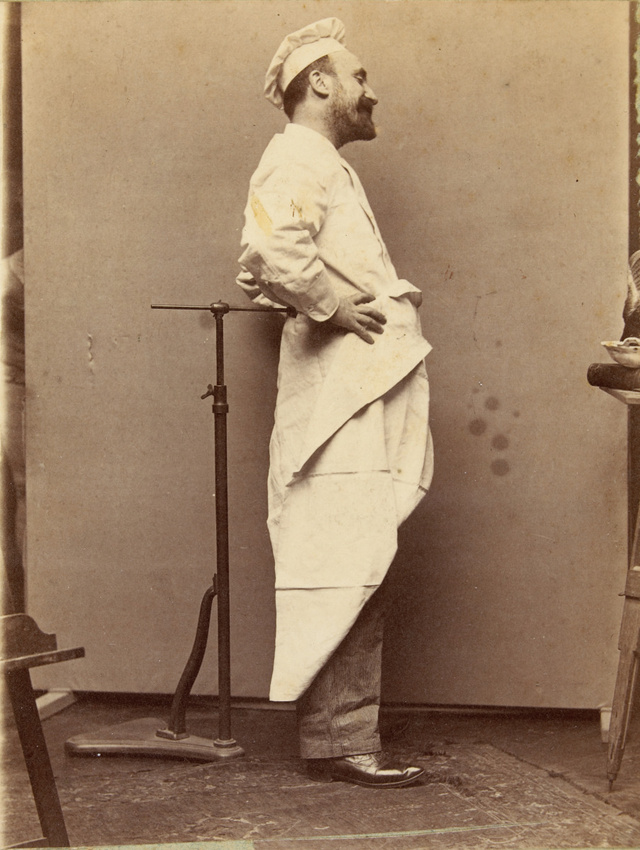 François Brunery - Homme debout, de profil, vêtu d'un costume de mitron
