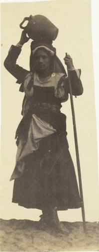 Anonyme - Femme italienne portant un pot de terre