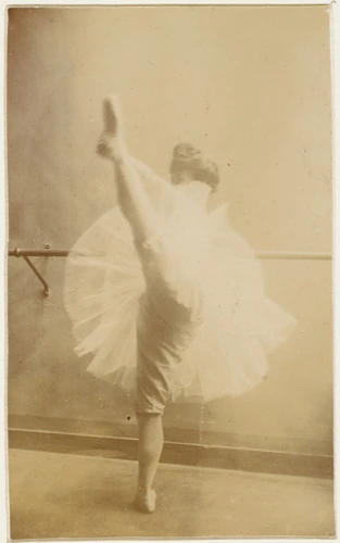 François-Rupert Carabin - Ballerine de profil dansant, jambe gauche levée posant...
