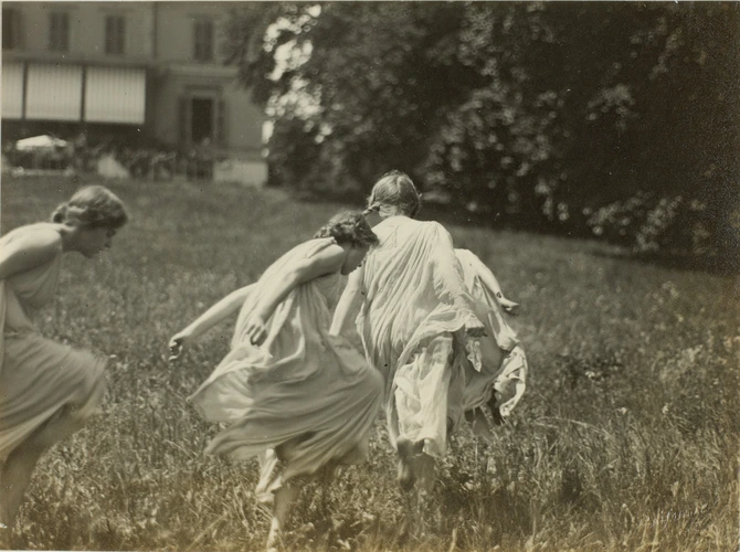Trois filles dansant dans un jardin - Frédéric Boissonnas