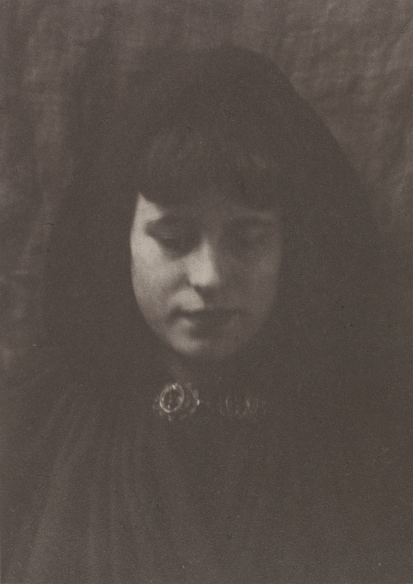 André Hachette - Tête de jeune femme brune, en capuchon et cape sombre