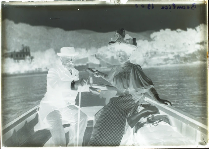 Anonyme - Claire Salles et Mr Charton à bord d'une barque dans la rade de Beauli...