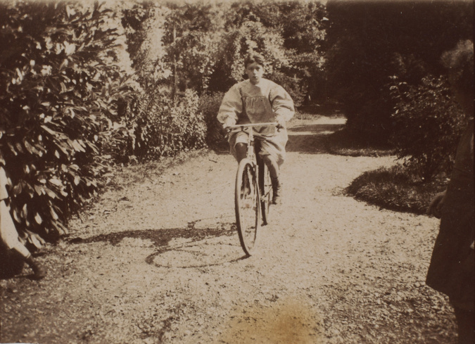 Pierre Bonnard - Jean à bicyclette : au premier plan à droite, silhouette coupée...