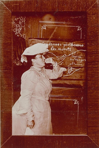 Charles Augustin Lhermitte - Femme d'âge mur devant un panneau portant une inscr...