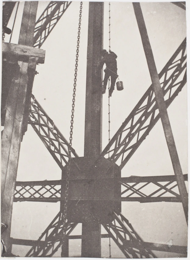 La Tour Eiffel - Peintre sur une corde à noeuds le long d'une poutre verticale, au-dessus d'un assemblage de poutres - Henri Rivière