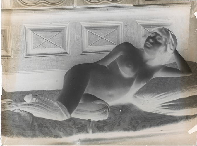 François-Rupert Carabin - Femme nue allongée sur le côté gauche, de face, la têt...