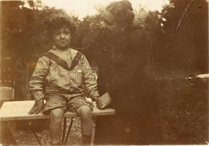 Pierre Bonnard - Charles et sa grand-mère, Mme Eugène Bonnard, au Grand-Lemps (I...