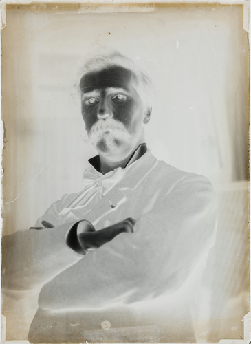 Louis Emile Décorchemont - Portrait de Louis-Emile Décorchemont à mi-corps les b...