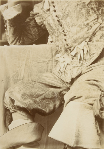 François Brunery - Buste et cuisses d'une femme vêtue en costume XVIIIe siècle