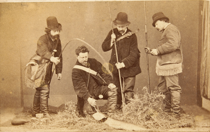 Emile Paris - Quatre pêcheurs à la ligne, dans l'atelier du photographe