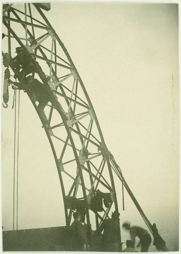La Tour Eiffel - Quatre ouvriers travaillant sur une poutre en arc du "Campanile" - Henri Rivière