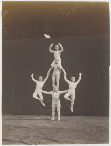 Albert Londe - Hippodrome de l'Alma, numéro d'acrobates, tableaux vivants