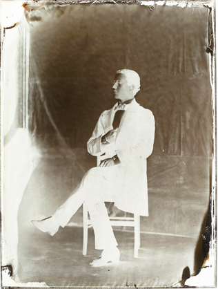 Portrait d'homme assis - Henry Sauvaire