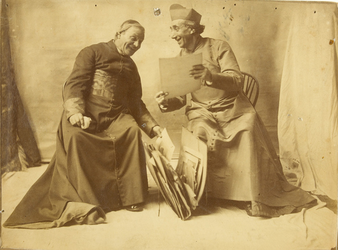 François Brunery - Deux hommes assis vêtus de costumes sacerdotaux, consultant u...