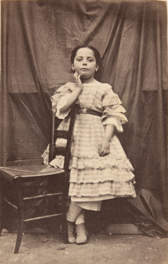 Achille Bonnuit - Petite fille en pied, appuyée au dossier d'une chaise