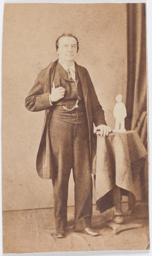 Photographia Brazileira - Paul Legrand en costume de ville en pied et de face ; ...