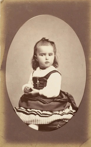 E. Flamant - Petite fille assise