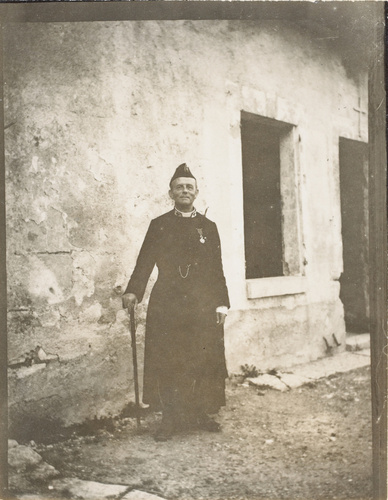 Anonyme - Un prêtre en uniforme
