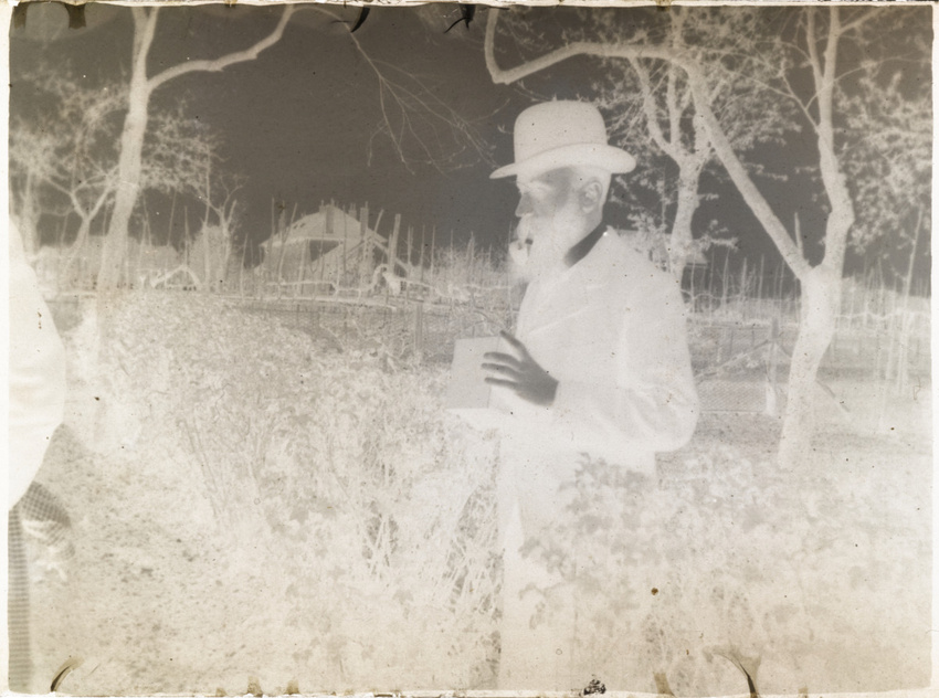 Pierre Bonnard - Vuillard tenant son appareil Kodak